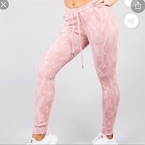 NWOT Buffbunny Jasmine Joggers Mauve Camo